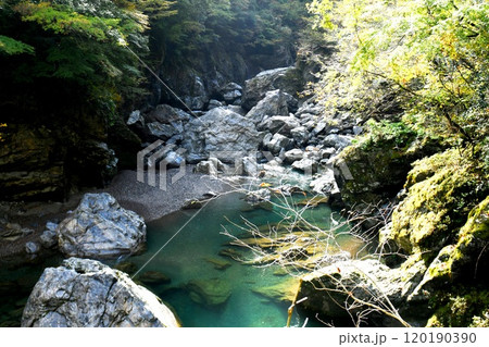 【久万高原町　国指定特別天然記念物「八釜の甌穴群」遊歩道に臨む八釜渓谷】 120190390