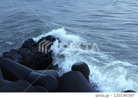 Image of waves crashing on the beach at Imrang, Korea 120190397