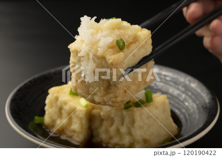 揚げ出し豆腐 揚げたて熱々の豆腐を箸で持ち上げる 揚げ出し豆腐 揚げたて熱々の豆腐を箸で持ち上げる 120190422