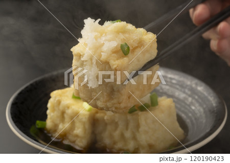 揚げ出し豆腐 揚げたて熱々の豆腐を箸で持ち上げる 揚げ出し豆腐 揚げたて熱々の豆腐を箸で持ち上げる 120190423