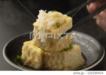 揚げ出し豆腐 揚げたて熱々の豆腐を箸で持ち上げる 揚げ出し豆腐 揚げたて熱々の豆腐を箸で持ち上げる 120190424