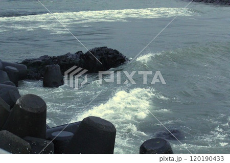 Image of waves crashing on the beach at Imrang, Korea 120190433