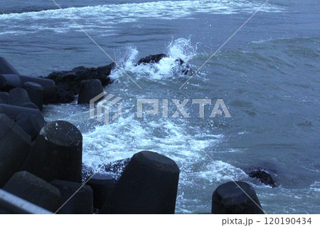 Image of waves crashing on the beach at Imrang, Korea 120190434