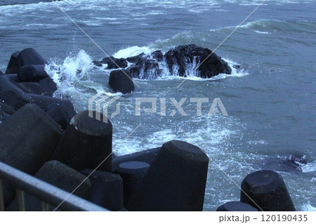 Image of waves crashing on the beach at Imrang, Korea 120190435