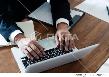応募書類をチェックする採用担当者 応募書類をチェックする採用担当者 120190439