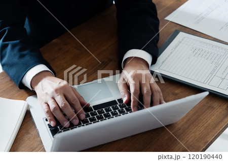 応募書類をチェックする採用担当者 120190440