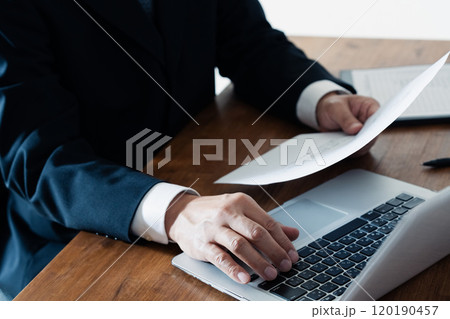 応募書類をチェックする採用担当者 120190457