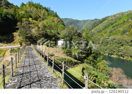 【四万十町「下津井めがね橋(佐川橋)」橋上から見る梼原川】 120190512