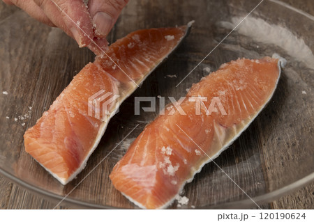 鮭のムニエル 下ごしらえ 塩、胡椒,小麦粉を振る 鮭のムニエル 下ごしらえ 塩、胡椒,小麦粉を振る 120190624