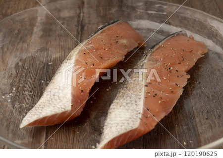 鮭のムニエル 下ごしらえ 塩、胡椒,小麦粉を振る 鮭のムニエル 下ごしらえ 塩、胡椒,小麦粉を振る 120190625