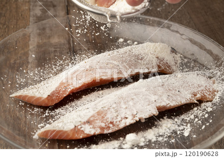 鮭のムニエル 下ごしらえ 塩、胡椒,小麦粉を振る 鮭のムニエル 下ごしらえ 塩、胡椒,小麦粉を振る 120190628