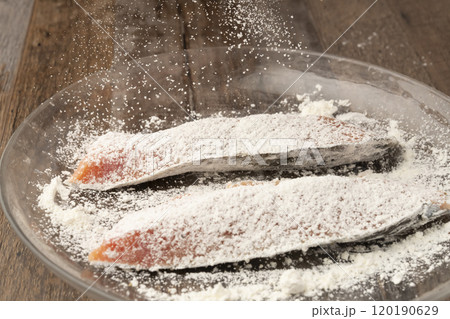 鮭のムニエル　下ごしらえ　塩、胡椒,小麦粉を振る 120190629