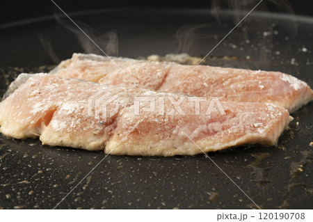 鮭のムニエル　バターで焼く 120190708