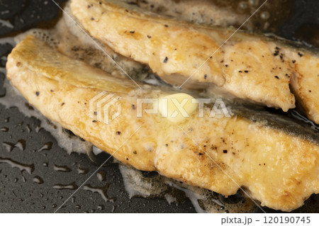 鮭のムニエル　バターで焼く 120190745