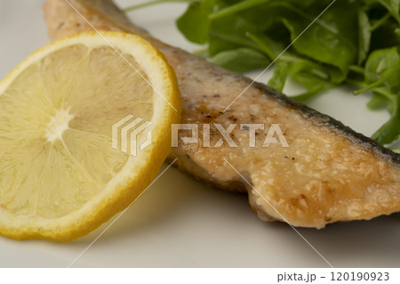 鮭のムニエル　白い大皿に盛り付けた鮭のムニエル 120190923