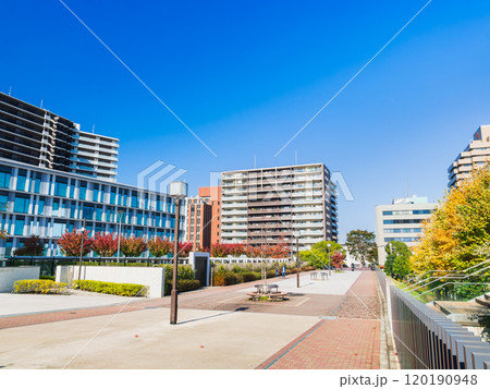 多摩センター　駅に続くペデストリアンデッキ 120190948