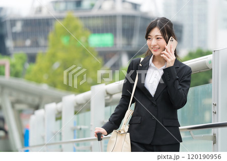 スマートフォンで電話しているビジネスウーマン 120190956
