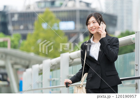 スマートフォンで電話しているビジネスウーマン 120190957