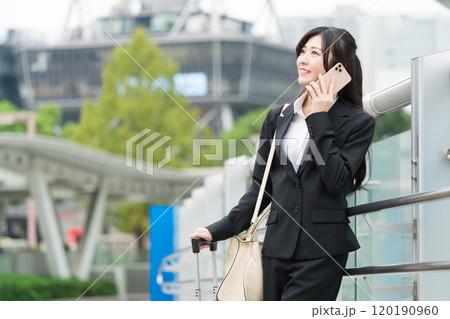 スマートフォンで電話しているビジネスウーマン 120190960