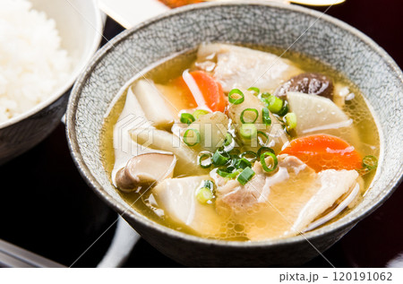 漆のお盆に乗った豚汁 120191062