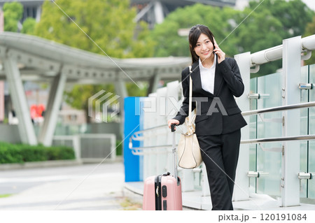 スマートフォンで電話しているビジネスウーマン スマートフォンで電話しているビジネスウーマン 120191084