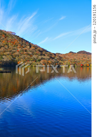 紅葉の進む赤城大沼湖畔　地蔵岳　秋色の風景　　　　 120191156