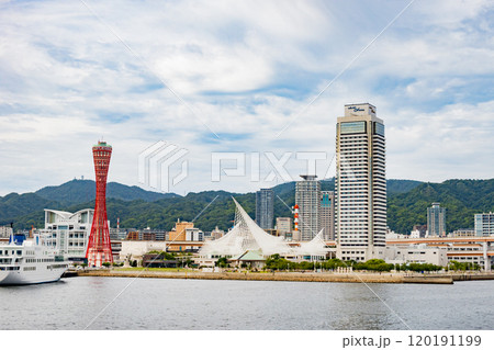 神戸港・遊覧船から見たメリケンパークのポートタワーと神戸市街 120191199
