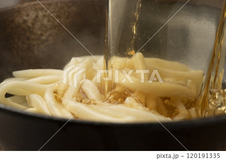 うどんに熱々の出汁を注ぐ うどんに熱々の出汁を注ぐ 120191335