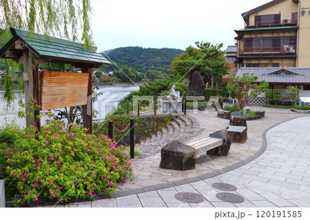 宇治橋の夢浮橋広場と紫式部像（京都府宇治市） 120191585