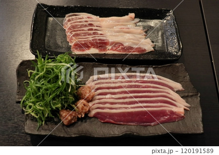 鍋用の鴨肉(ロース、もも)とネギ 鍋用の鴨肉(ロース、もも)とネギ 120191589