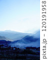 雲海に包まれる山々 120191958