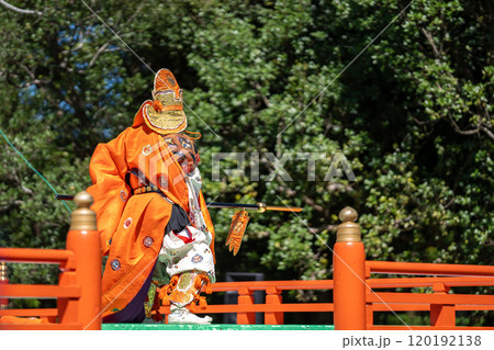 三重県伊勢市伊勢神宮で行われる秋の神楽祭の演目である振鉾の舞人 120192138
