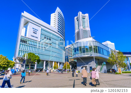 日本の横浜都市景観 お年寄りが続々…横浜ランドマークタワーやお昼前の桜木町駅前…11月13日 120192153