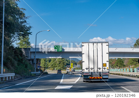 広島県東広島市　山陽自動車道の河内インターチェンジ出口付近を走行中のトラック 120192346