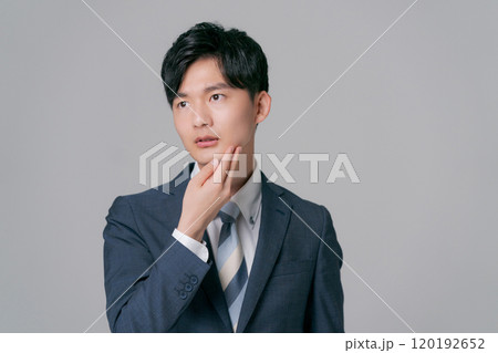 スーツ姿の若いビジネスマン 120192652
