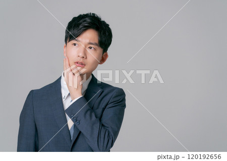 スーツ姿の若いビジネスマン スーツ姿の若いビジネスマン 120192656