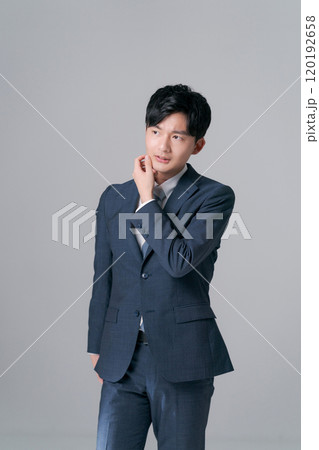 スーツ姿の若いビジネスマン 120192658
