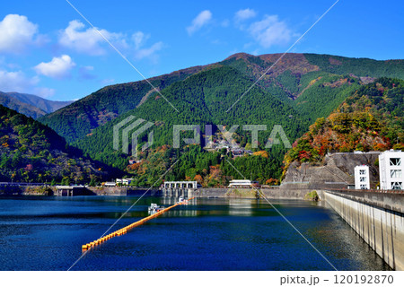 奥多摩湖 小河内ダム付近 紅葉の風景 奥多摩湖 小河内ダム付近 紅葉の風景 120192870