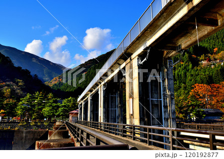 奥多摩湖 小河内ダム付近 紅葉の風景 奥多摩湖 小河内ダム付近 紅葉の風景 120192877