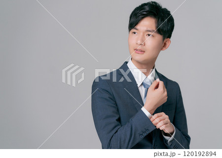スーツ姿の若いビジネスマン 120192894
