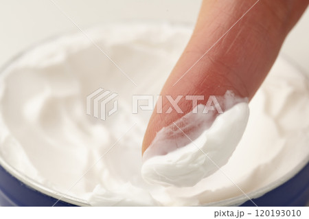 ハンドクリームを塗る手の接写 120193010