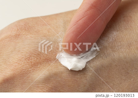 ハンドクリームを塗る手の接写 ハンドクリームを塗る手の接写 120193013