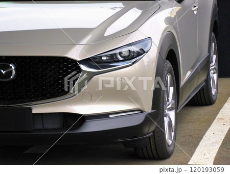 自動車イメージ　マツダCX-30のフロントマスク 120193059