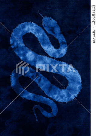 藍染め絞り染めで描いた「2025」干支のヘビ 藍染め絞り染めで描いた「2025」干支のヘビ 120193113