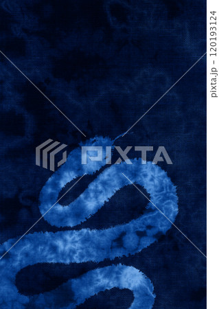 藍染め背景に映える、絞り染め「2025」干支のヘビ 120193124