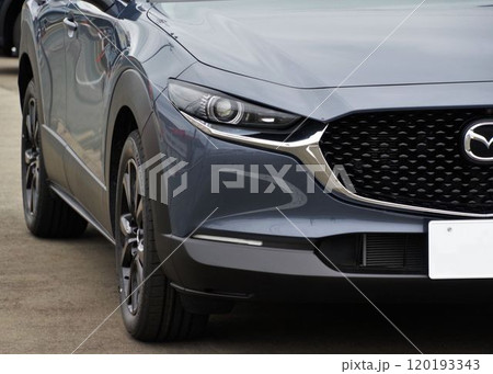 自動車イメージ　マツダCX-30のフロントマスク 120193343