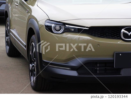 自動車イメージ　マツダMX-30のフロントマスク 120193344