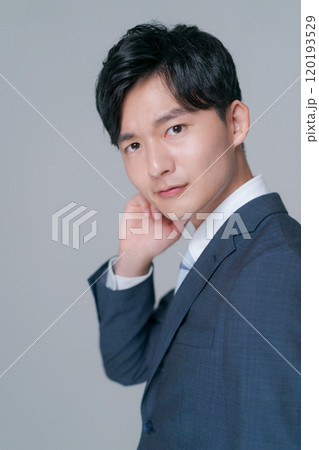 スーツを着た若い男性 120193529