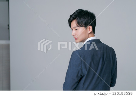 スーツのビジネスマンの後ろ姿 120193559