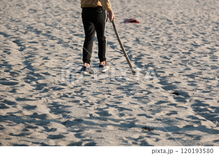 足　砂浜　砂　風　模様　足跡　山　子供　棒　無邪気 120193580